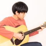 ギターを弾く男性