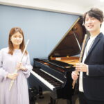 フルートを演奏する女性と男性